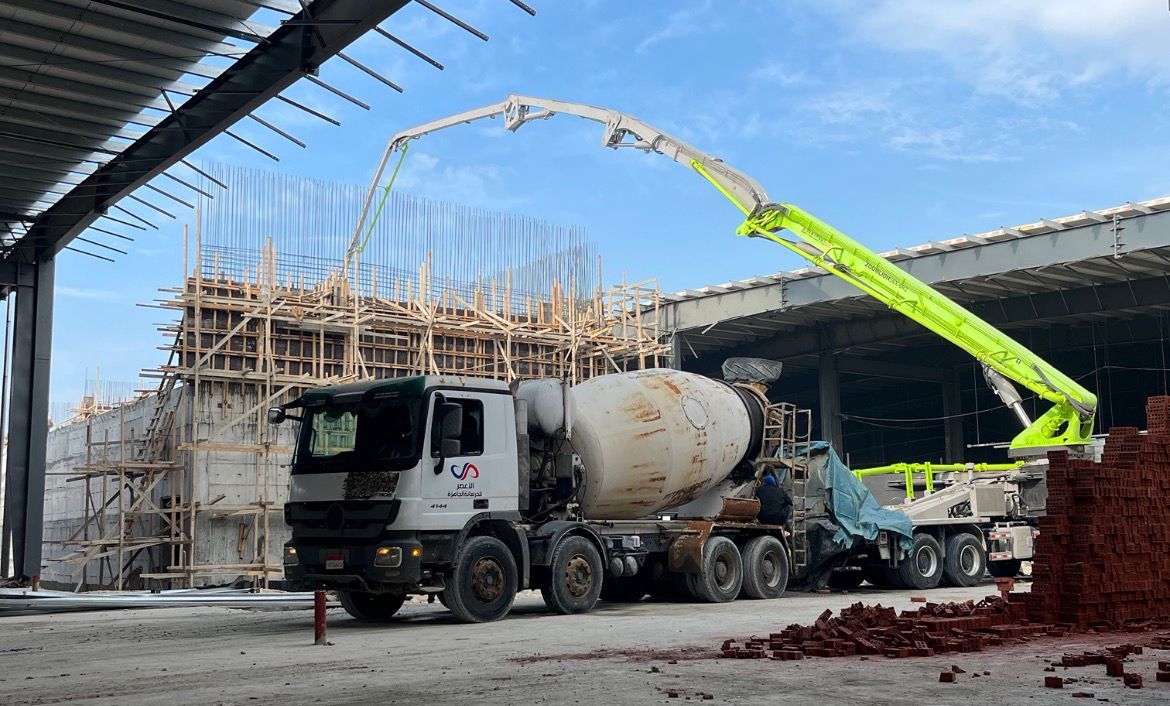 Çelik yapı projesinde beton pompası ve inşaat ekibi